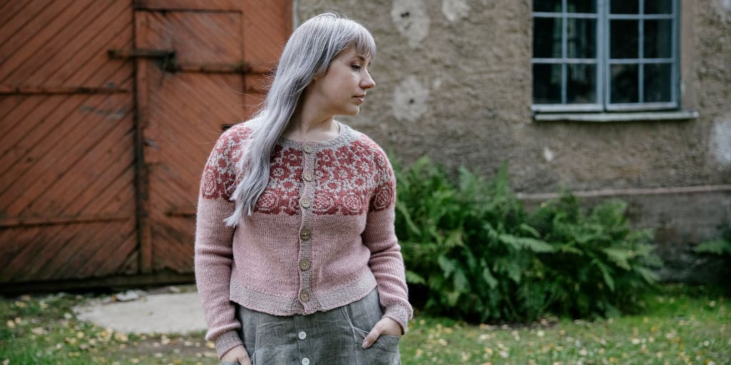 Кардиган с жаккардовыми цветами Flower Power Вязаный кардиган с цветами на кокетке