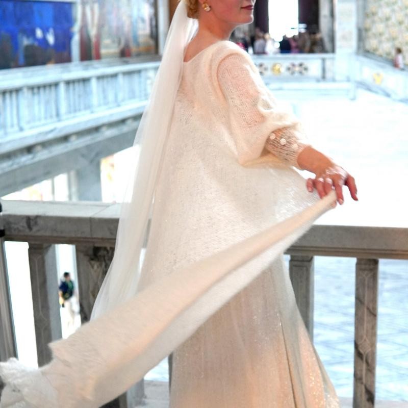 Вязаный спицами мохеровый шазюбль для невесты Nuptiae Cape Вязаный шазюбль спицами