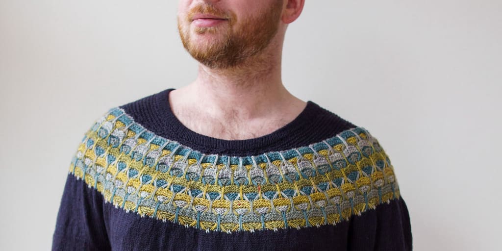 Пуловер с цветной круглой кокеткой Aurora Cabin Вязаный спицами пуловер с цветной кокеткой