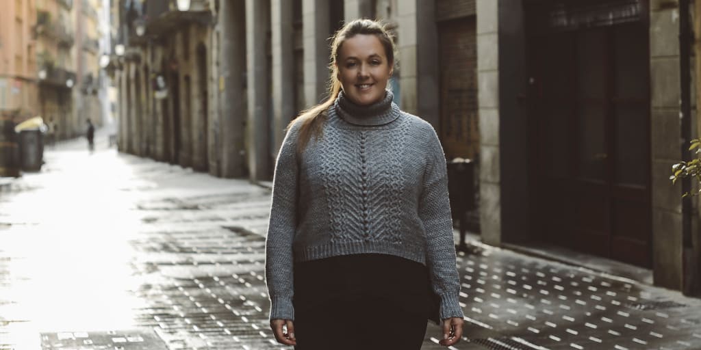 Вязаный свитер с небольшими косами Old Mill Вязаный спицами свитер с тонкими косами