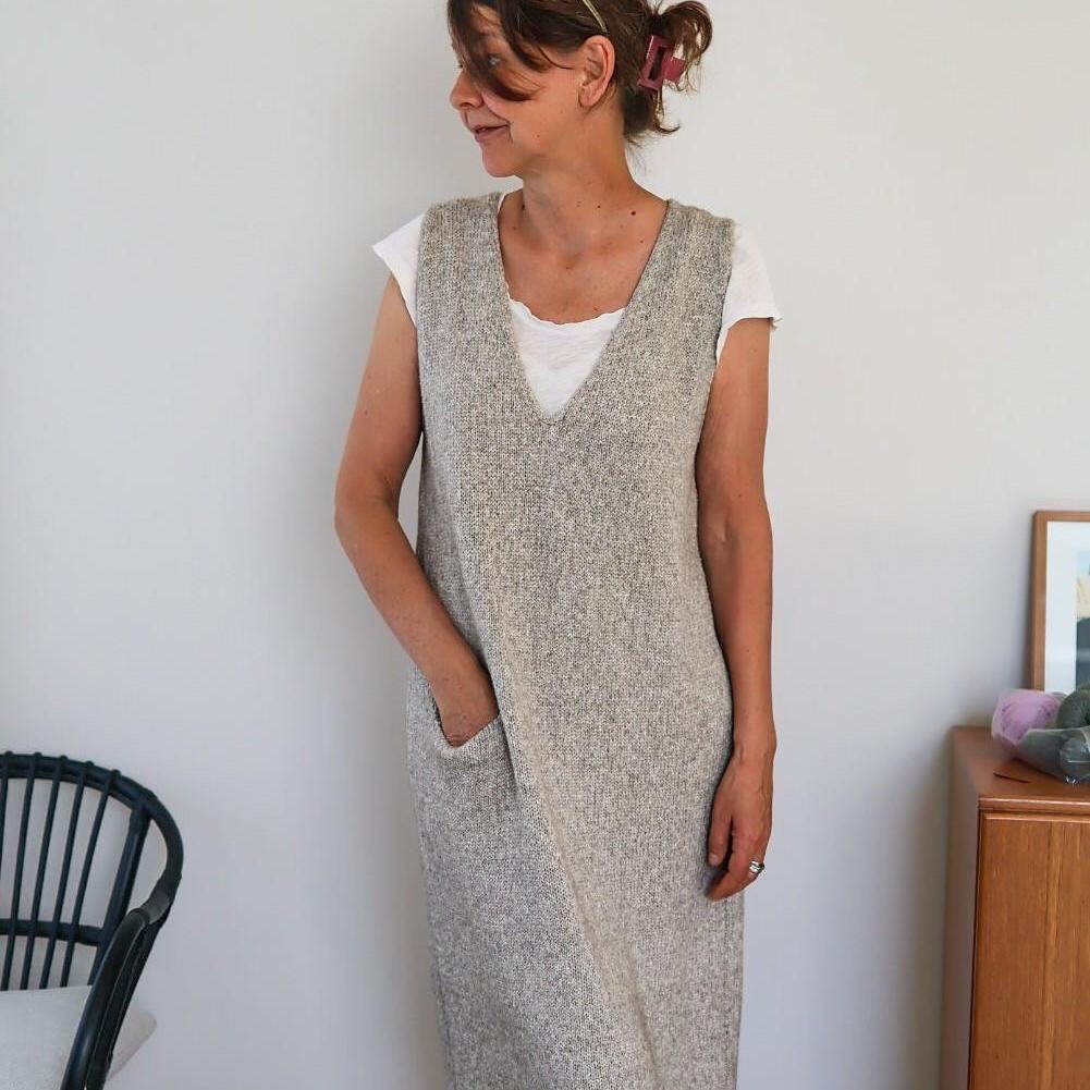 Вязаное спицами стильное платье с японским плечом SAViLE Стильное платье спицами