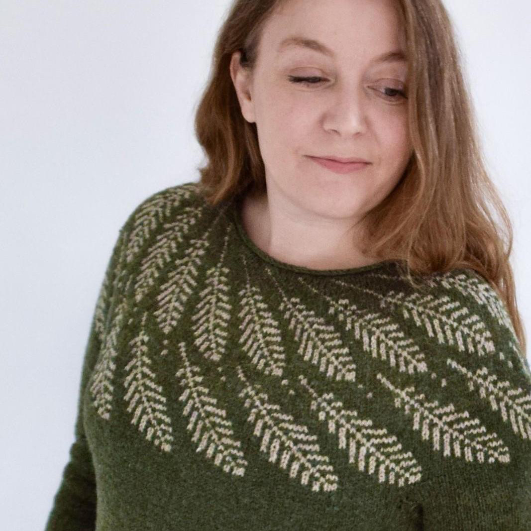 Вязаный спицами пуловер с жаккардовой кокеткой Harvested Красивый пуловер с жаккардом на круглой кокетке