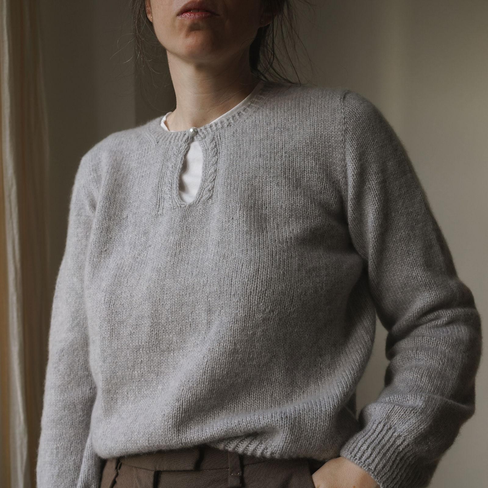 Женственный пуловер с горловиной-поло Theresia Женственный пуловер спицами с горловиной поло описание