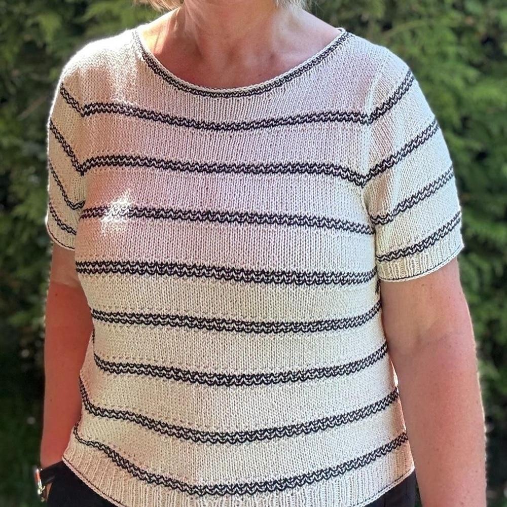 Вязаная спицами комфортная футболка в тонкую полоску Lotte Комфортная футболка в полоску