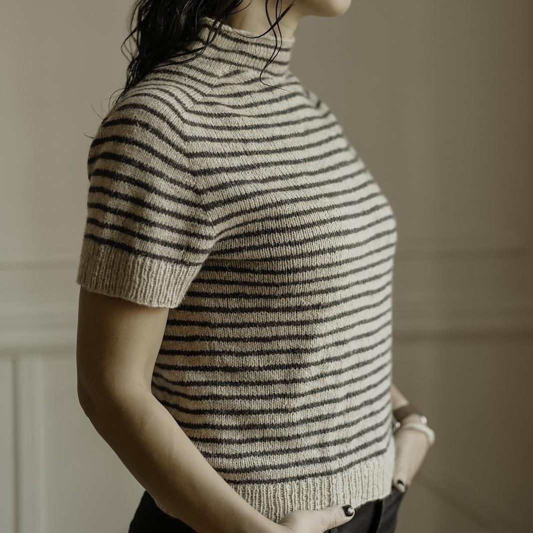 Элегантная футболка в полоску Sepia Stripes, вязаная спицами сверху Футболка в полоску спицами