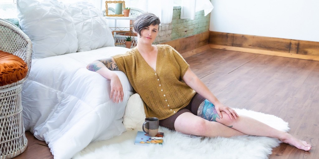 Легкий топ на пуговицах вязаный спицами Gone to Seed Топ А-силуэта с ажурными панелями плеч