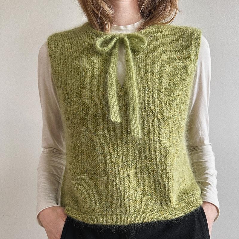 Укороченная безрукавка с бантом на горловине Obsidian, вязаная спицами сверху Красивая безрукавка спицами