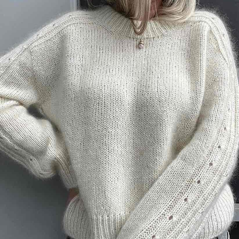 Стильный свитер с плечом-погоном Rikke no. 2, вязаный спицами сверху Стильный свитер спицами