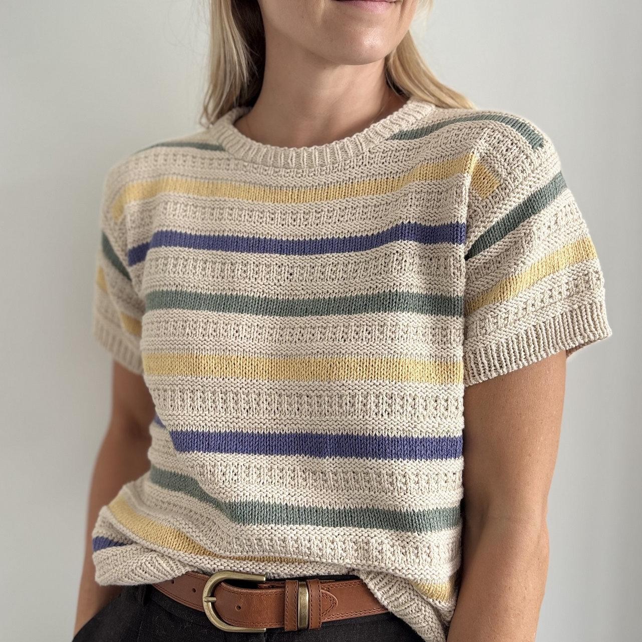 Футболка спицами сверху рельефным узором с полосками Stornoway Tee Футболка вязаная спицами сверху вниз с японским плечом без швов рельефным узором
