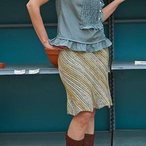 Вязаная спицами юбка спираль