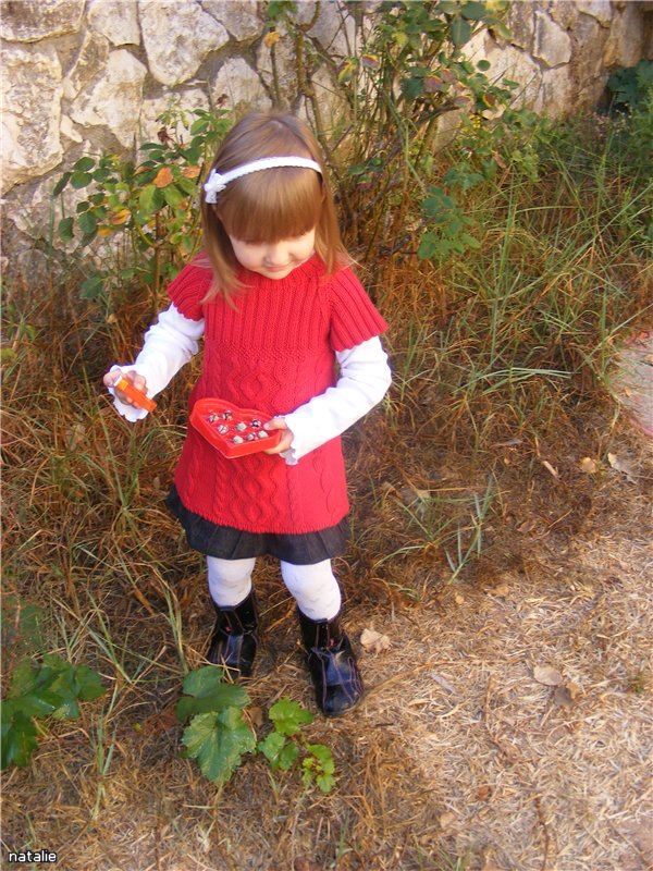 Красивая вязаная туника для девочки спицами