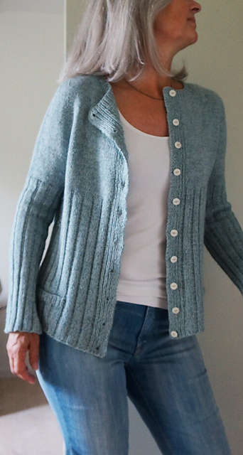 Вязаный спицами кардиган с имитацией втачного рукава Morlaix Вязаный спицами женский кардиган сверху вниз с имитацией втачного рукава