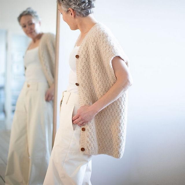 Элегантный жилет рельефным узором спицами Leander Cardi Vest Жилет спицами