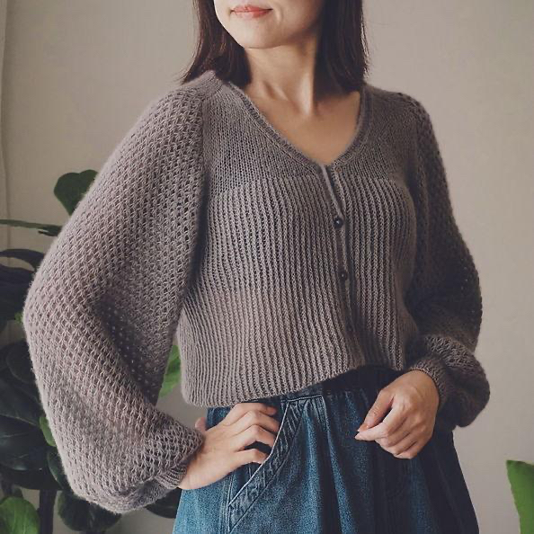 Женственный кардиган Bella вязаный спицами изящным узором сверху Кардиган вязаный спицами изящным узором сверху вниз описание