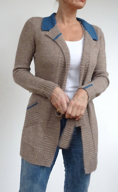 Длинный жакет спицами с шалевым или английским воротником Вязание спицами для женщин модного жакета 2016 года с описанием от дизайнера