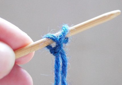 Поместить лицевую петлю на спицу