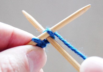 Ввести спицу между петлями, но не в петлю