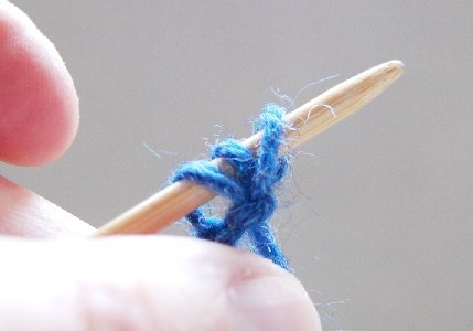 Подхватить нить, вытянуть петлю и поместить ее на спицу