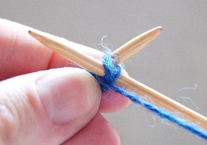 Ввести спицу как для изнаночной петли