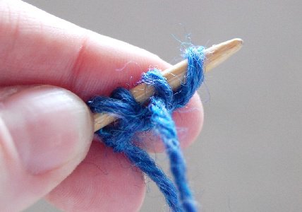 Вытянуть петлю и поместить ее на спицу