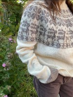 Вязаный спицами пуловер с оленями