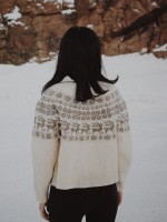 Вязаный спицами пуловер с оленями