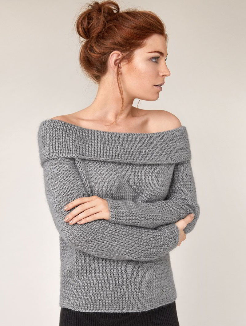 Свитер на одно плечо. Кофта с открытым плечом. Свитер женский со спущенным плечом. Свитер со спущенным плечом. Вязаная кофта со спущенным плечом.