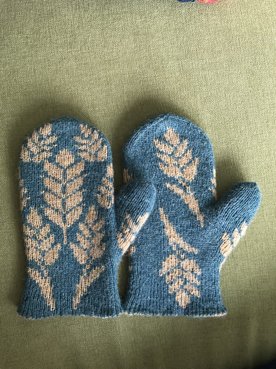 Двухсторонние жаккардовые варежки спицами