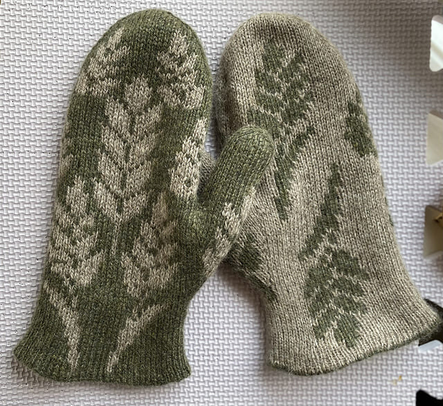 Двухсторонние жаккардовые варежки спицами