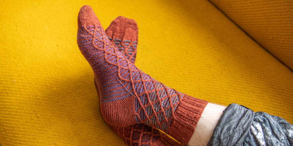 Как быстро и красиво связать носки спицами?