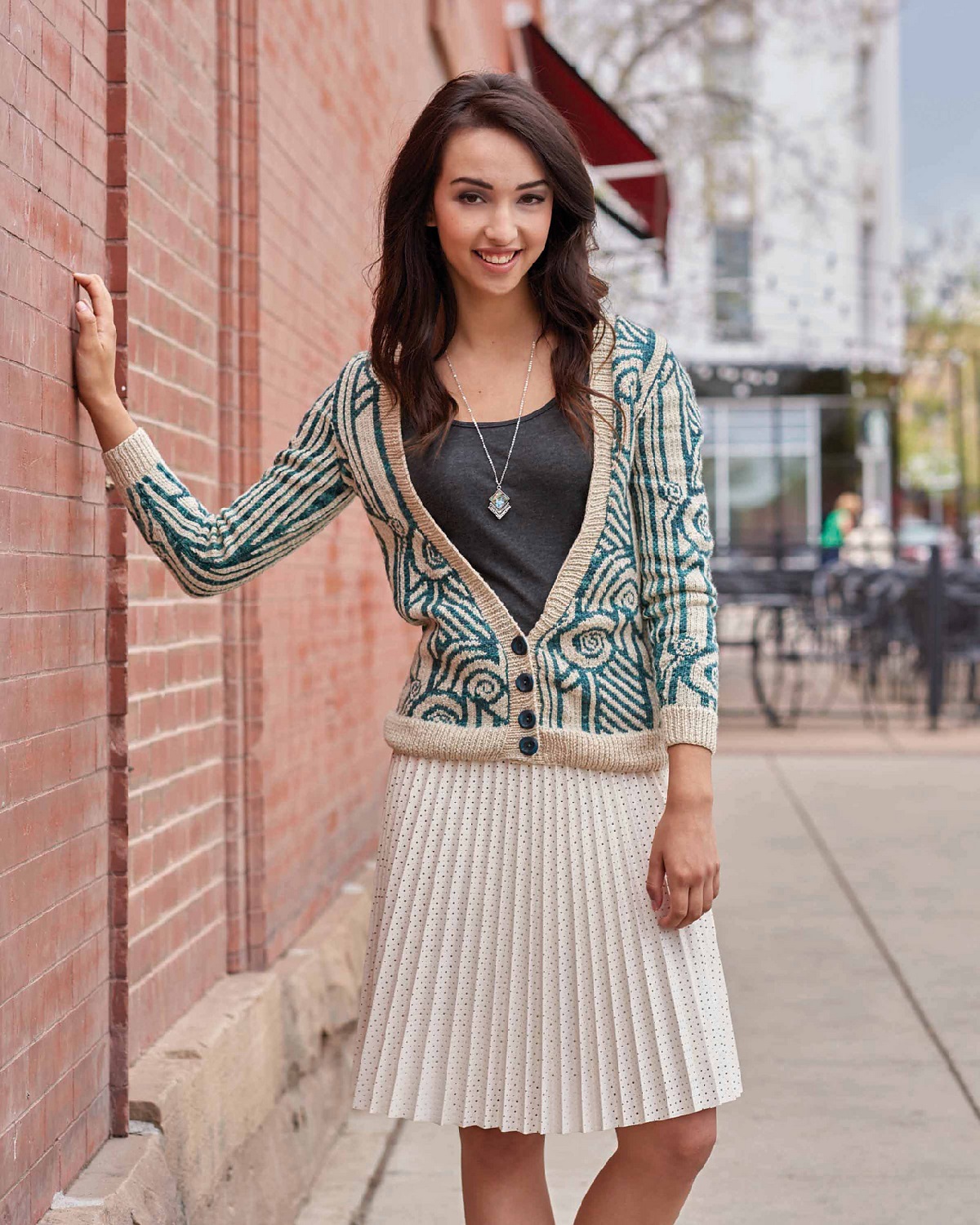 Кардиган жаккардовым узором спицами схема и описание