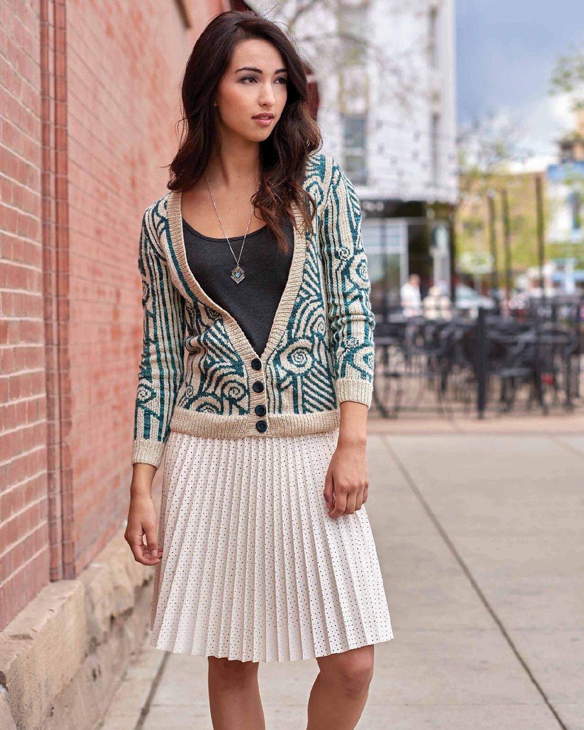 Красивый жаккардовый кардиган спицами