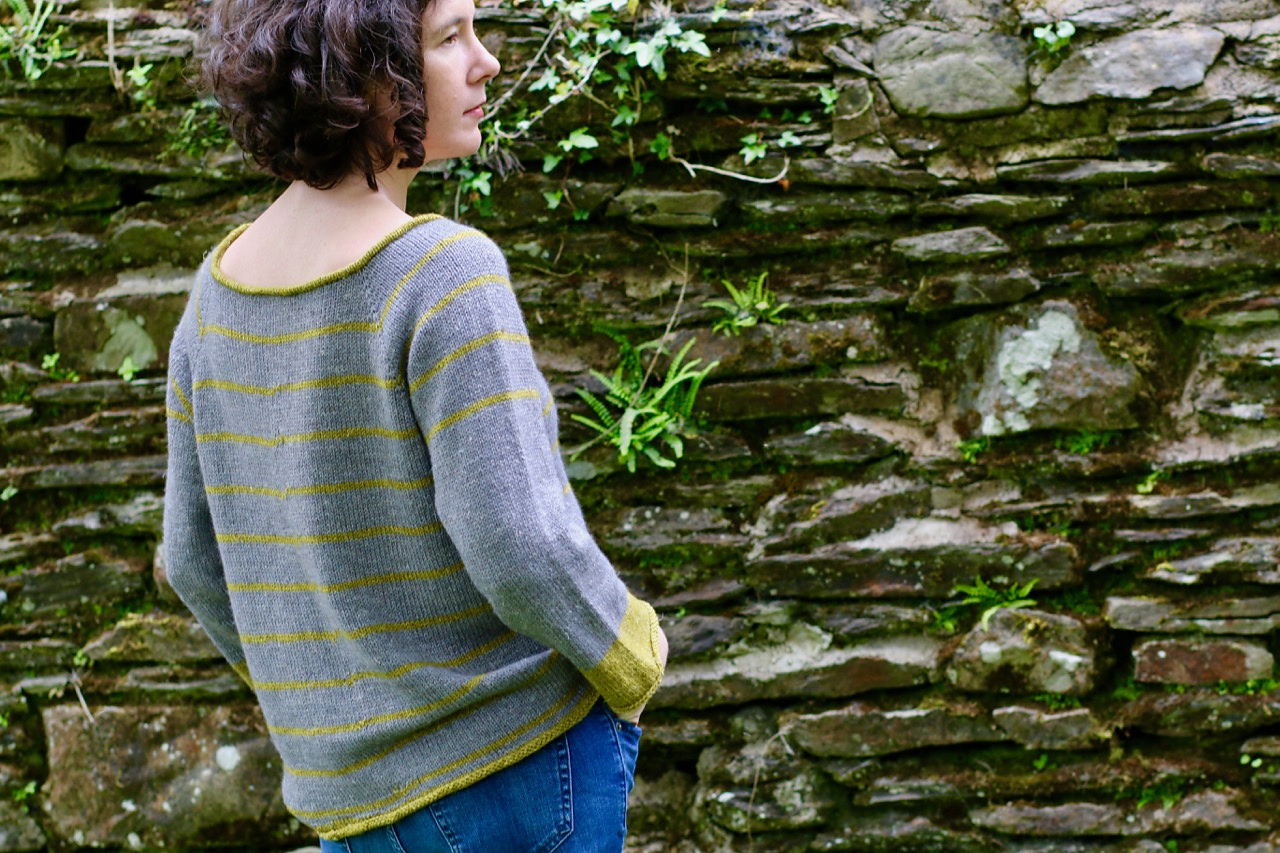 Пуловер с круглой горловиной сверху вниз спицами