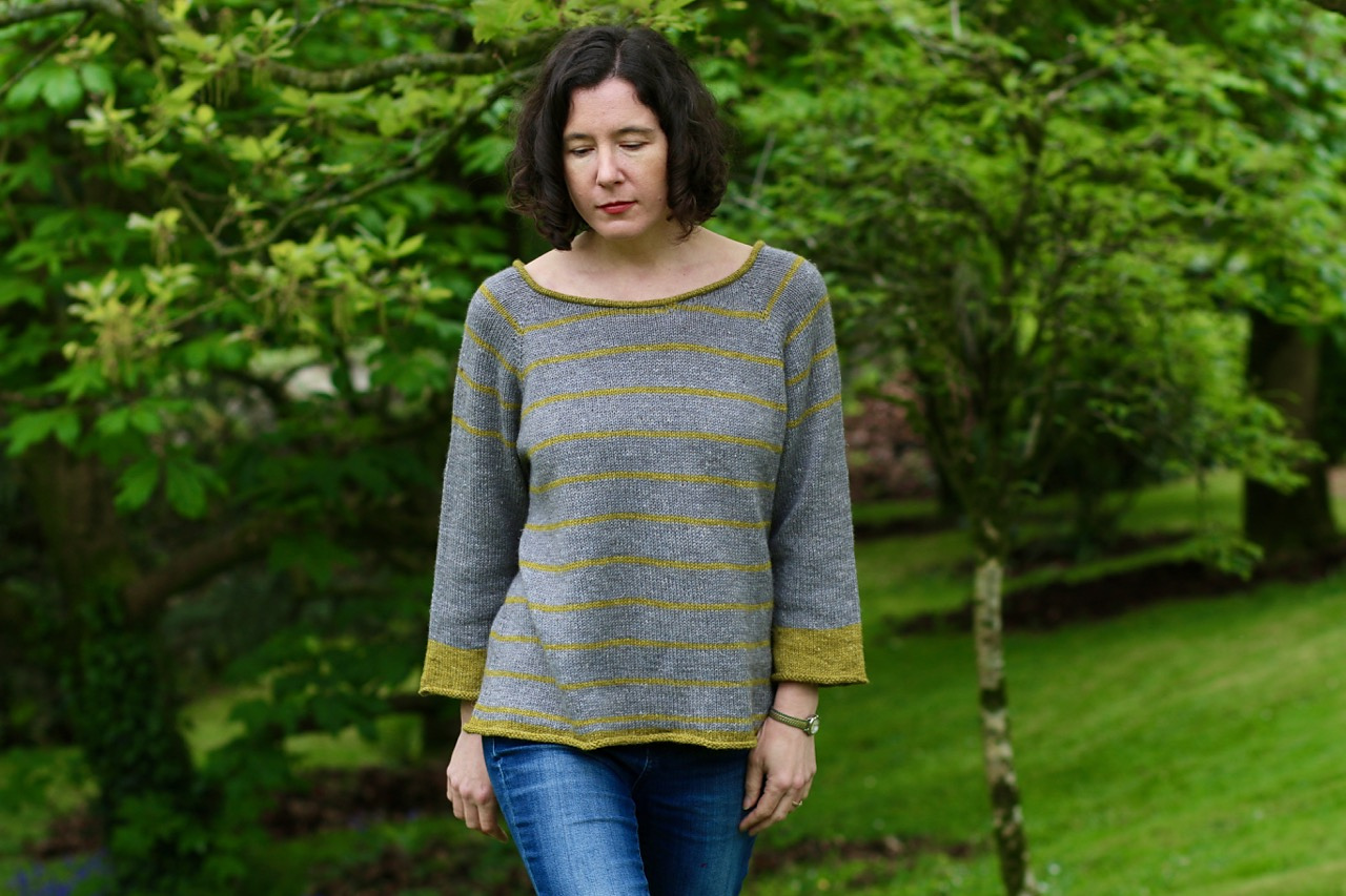 Полосатый пуловер с круглой кокеткой спицами сверху