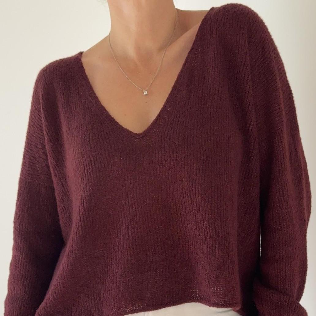 Пуловер с японским плечом и V-горловиной Twofold Lite, вязаный из букле Пуловер с V-горловиной спицами