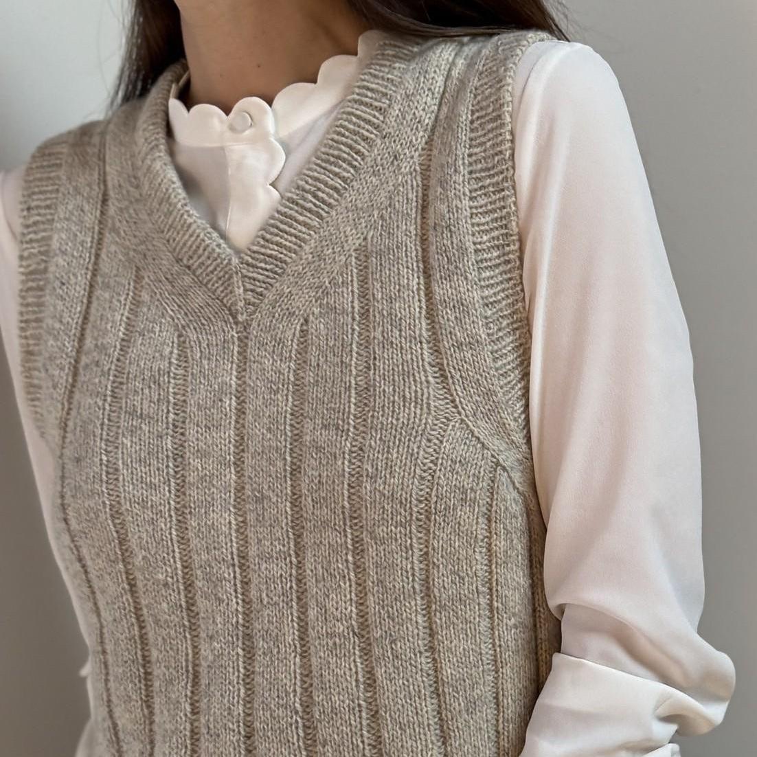 Вязаная спицами элегантная безрукавка с японским плечом Boston V-Neck Элегантная безрукавка спицами