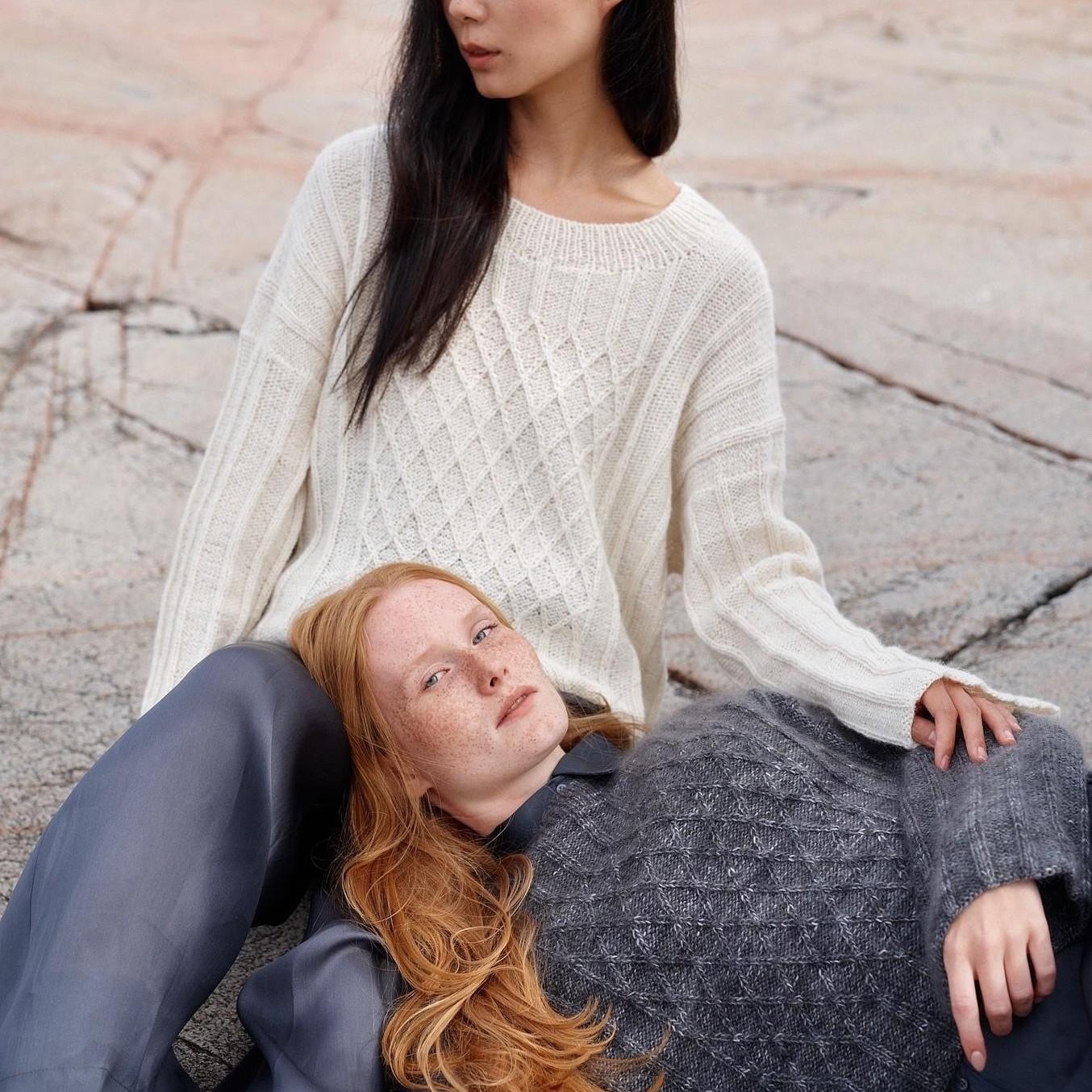 Вязаный спицами текстурный свитер-оверсайз с японским плечом Into The Forest Красивый текстурный свитер спицами