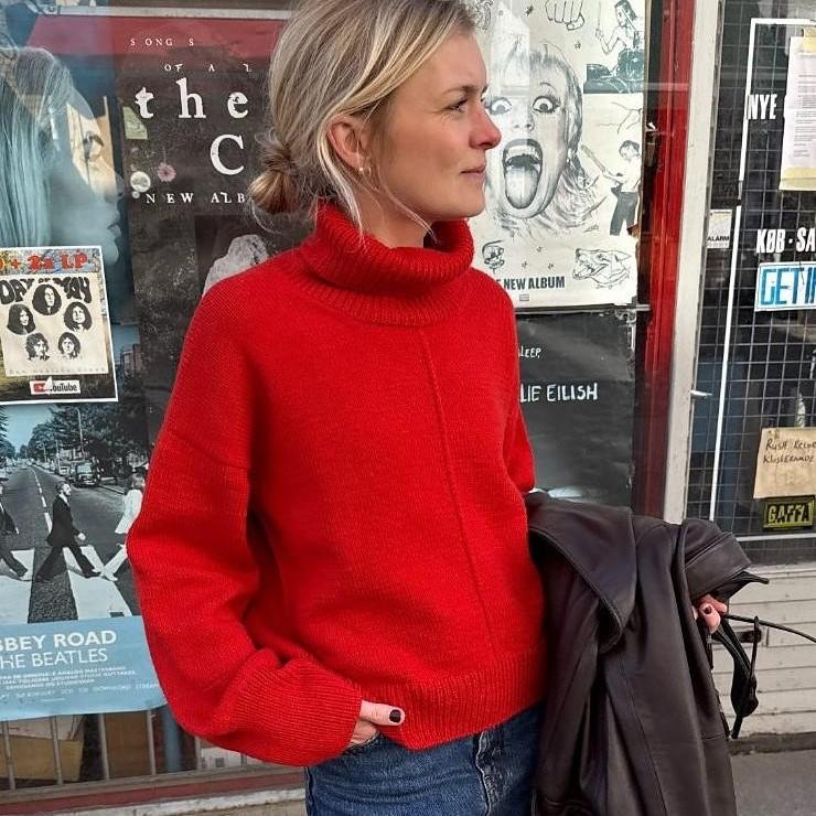 Свитер с интересными деталями Scarlet, вязаный спицами сверху Свитер с японским плечом