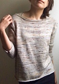 Пуловер с интересной горловиной, связанный спицами