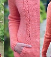 Пуловер с карманами, вязанный спицами