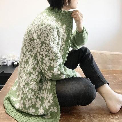 Длинный кардиган с красивыми жаккардовыми цветами Alyssum Кардиган вязаный спицами с жаккардовыми цветами