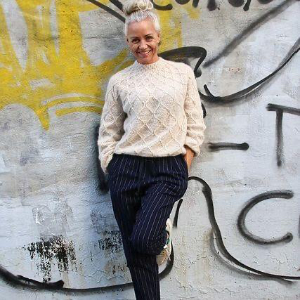 Красивый свитер рельефным узором спицами Just Sassy Свитер спицами описание