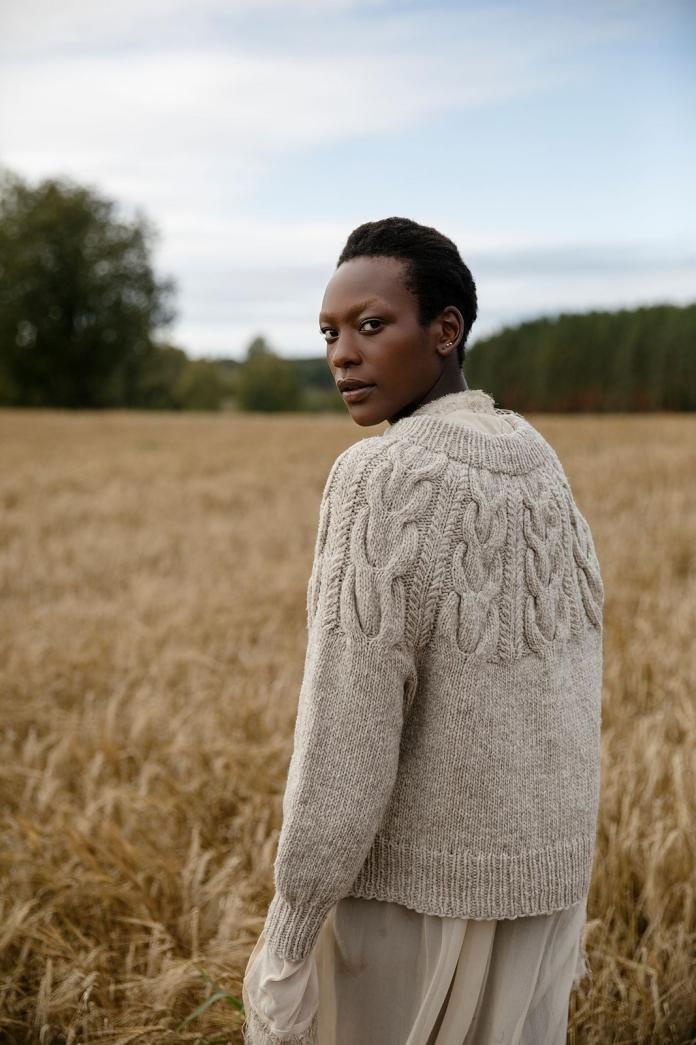 Пуловер из мериноса, связанный спицами сверху вниз