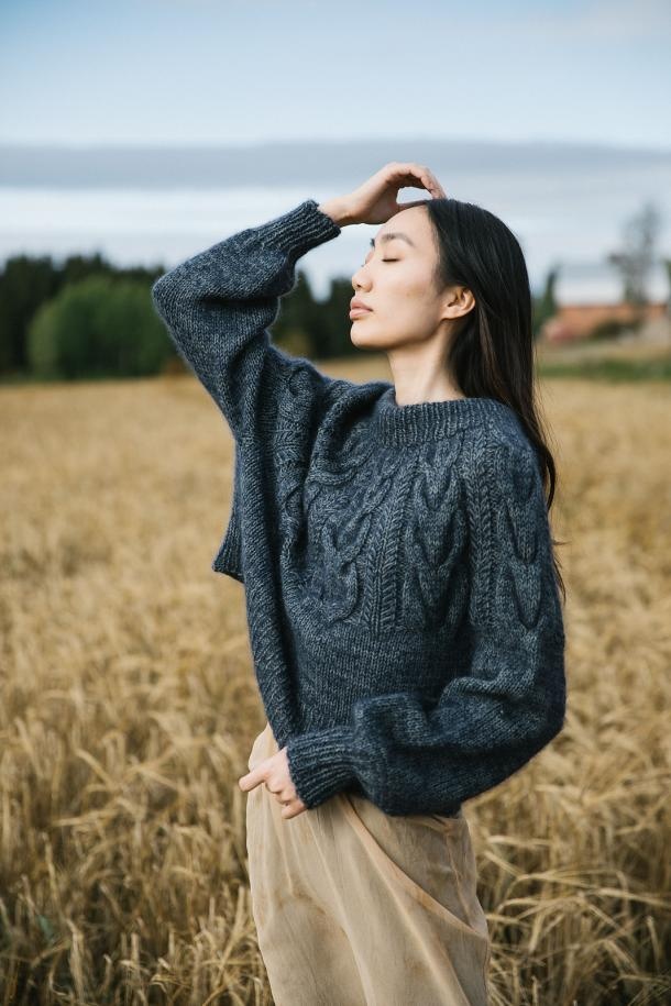 Женский пуловер, связанный спицами по кругу сверху вниз