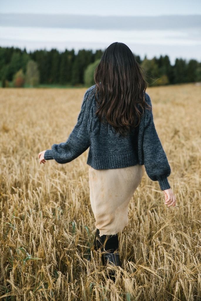 Пуловер с пышными рукавами, связанный спицами