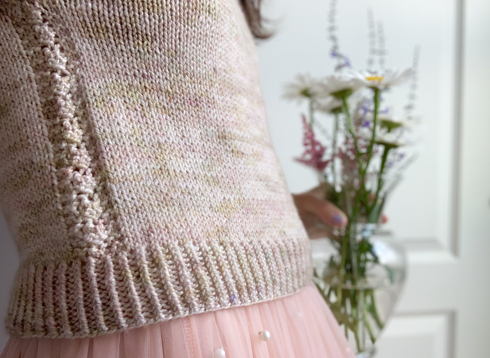 Пуловер с деталями резинкой по телу