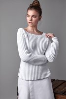 Белый пуловер спицами польской резинкой