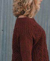 Пуловер аранами на осень спицами