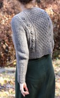 Женский пуловер с шишечками вид сзади
