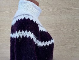 zhenskij pulover s koketkoj spicami